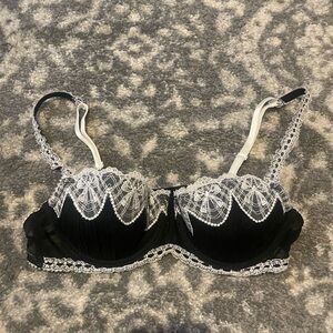 Jezebel Elegant Black and White Lace Bra 34B